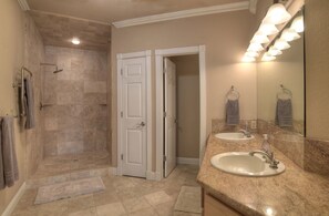 Dusch, hårtork och handdukar