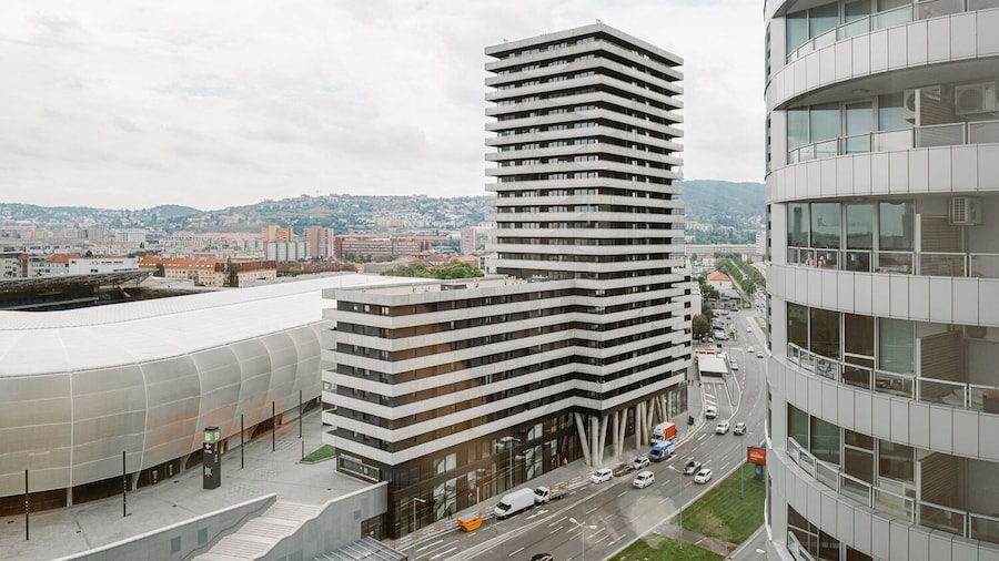Slavic Spacious Apartment by CHORS