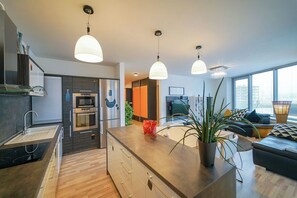 Slavic Spacious Apartment by CHORS | 私人廚房 | 大型雪�櫃/冰箱、微波爐、焗爐、爐具