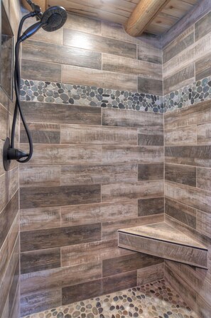 Een douche, een haardroger, handdoeken