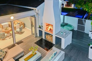 Terrace/patio - Spray Villa - Tranquil oasis with hot tub and pool only 500m from the beach! (Bloubergstrand)