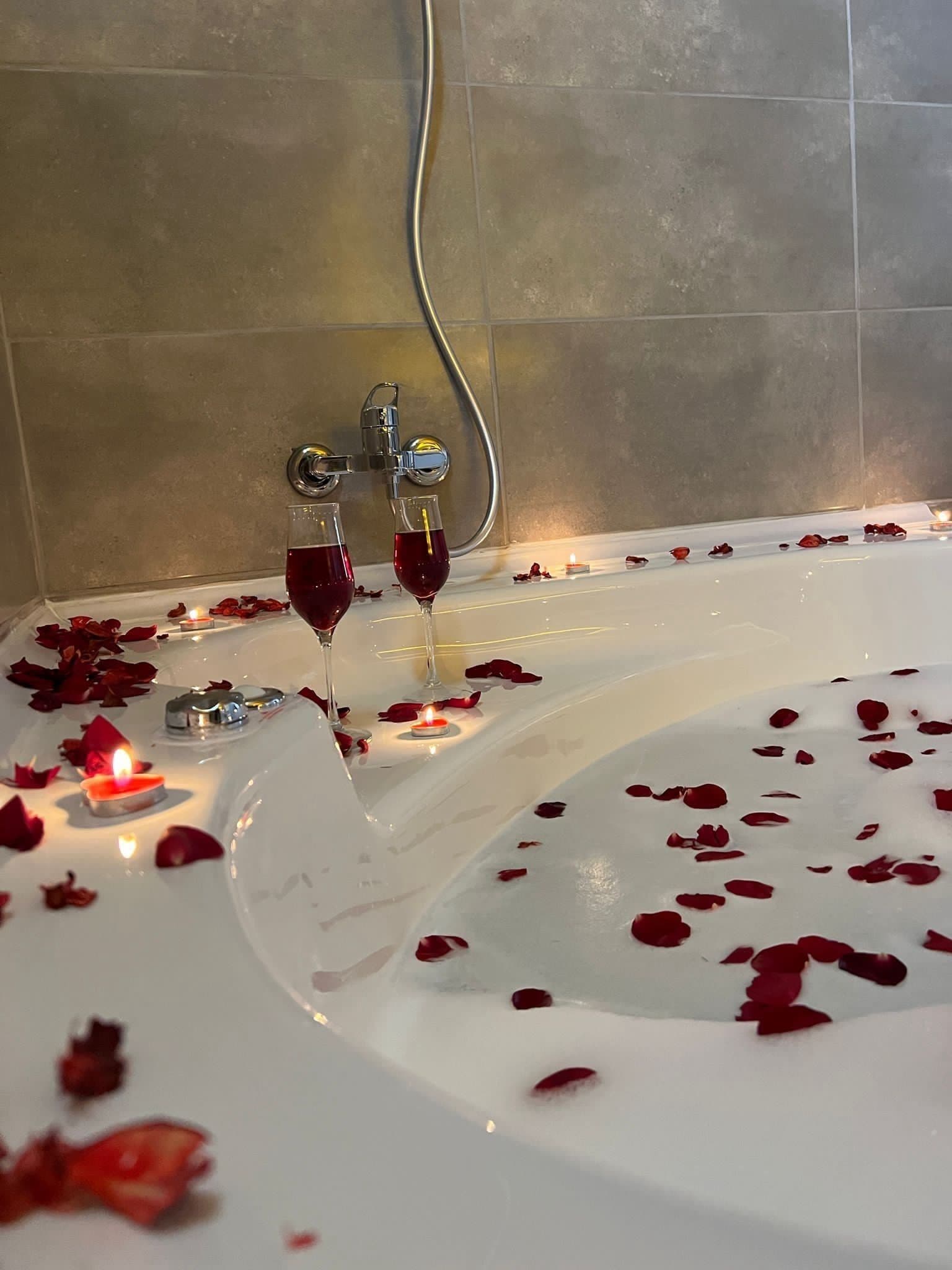 Habitación doble exclusiva, hidromasaje | Baño | Amenidades de baño gratuitas, secadora de cabello, batas, pantuflas 