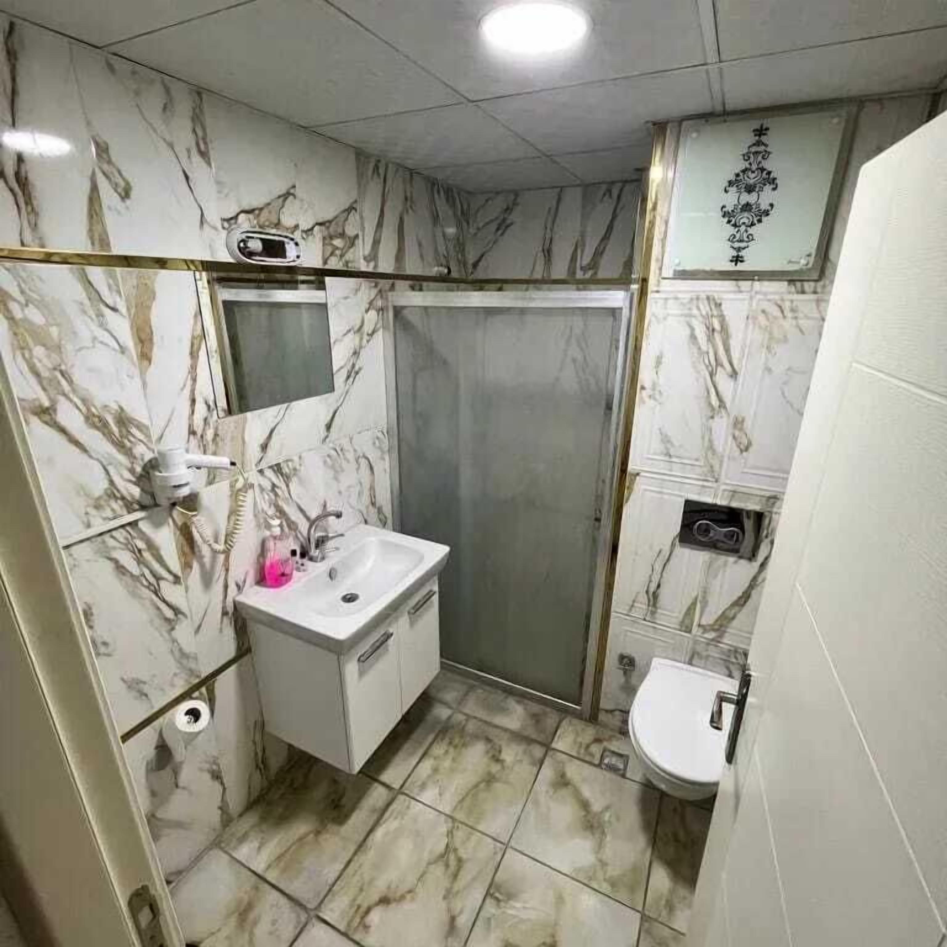 Apartment | Bathroom | Free toiletries, hair dryer, bathrobes, slippers