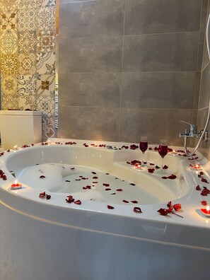 Exclusive Double Room, Jetted Tub | Bathroom