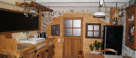 Kühlschrank, Mikrowelle, Herdplatte, Wasserkocher mit Kaffee-/Teezubehör