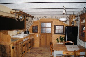 Kühlschrank, Mikrowelle, Herdplatte, Wasserkocher mit Kaffee-/Teezubehör