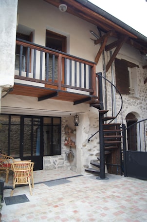 Exterior. Gîte de Charme Cocooning Avec Balnéo et Sauna au Cœur D'un Joli Petit Village !