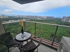 Outdoor dining - Vrbo Riocentro, Barra Olímpica Suite, Wi-Fi, Parking, 10 min from Rock in Rio (Camorim Rio de Janeiro)