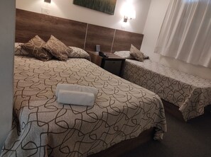 Basic-Dreibettzimmer | Minibar, kostenloses WLAN, Bettwäsche