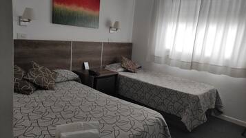 Chambre quadruple de base | 1 chambre, minibar, accès au Wi-Fi (inclus), literie fournie