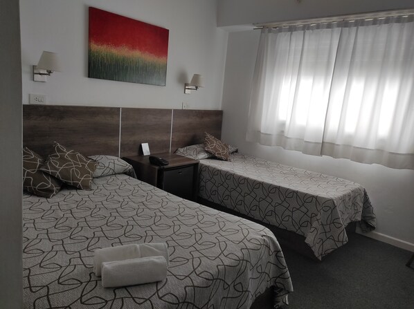 Basic Quadruple Room | Minibar, free WiFi, bed sheets - HOTEL ROMA TANDIL (Tandil)