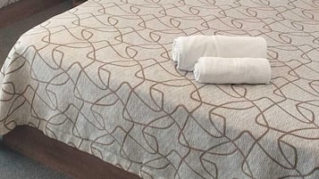 Minibar, wifi gratis y ropa de cama