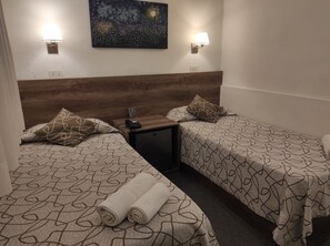 Economy Twin Room | Minibar, free WiFi, bed sheets - HOTEL ROMA TANDIL (Tandil)