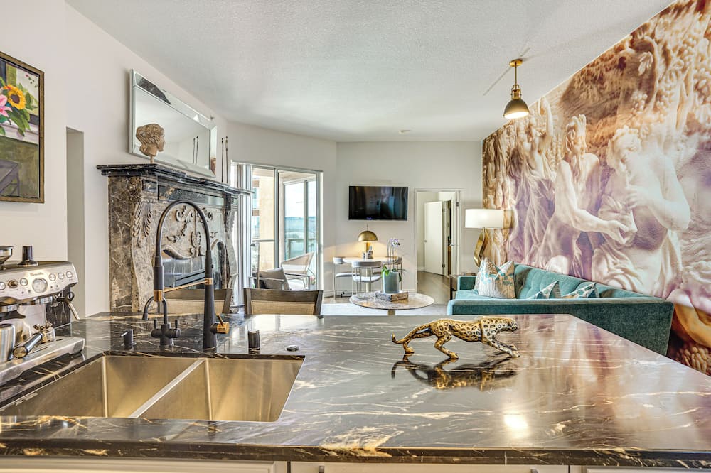 Luxe Long Beach Condo w/ Pool: 1 Mi to Shoreline! - Long Beach, CA