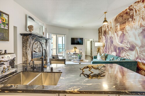 Luxe Long Beach Condo w/ Pool: 1 Mi to Shoreline!