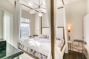 Apartment (2 Bedrooms) | Interior - Luxe Long Beach Condo w/ Pool: 1 Mi to Shoreline! (Long Beach)