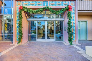 Apartment (2 Bedrooms) | Interior - Luxe Long Beach Condo w/ Pool: 1 Mi to Shoreline! (Long Beach)