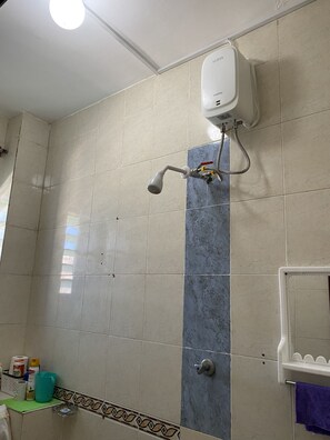 Shower, towels, soap, toilet paper - COZY Studio Apartment, Nyali (Mombasa)