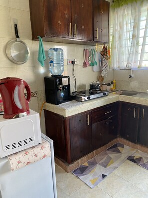 Fridge, microwave, oven, stovetop - COZY Studio Apartment, Nyali (Mombasa)