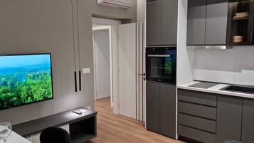 Refrigerador, horno, parrilla de estufa y tetera eléctrica