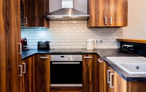 Een koelkast, een microgolfoven, een oven, een kookplaat