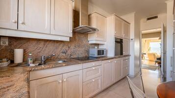 Refrigerador, microondas, horno, placa de cocina