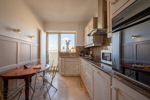 Een koelkast, een microgolfoven, een oven, een kookplaat