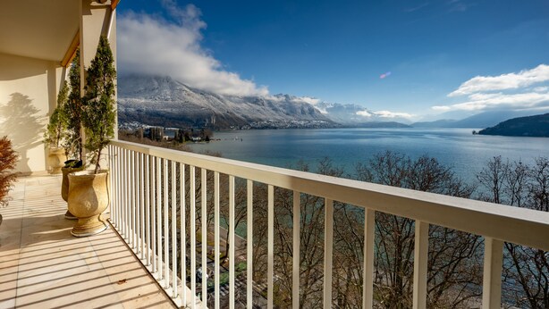 A balcony with a view of a lake and mountains. - Le Panoramic - Magnifique Vue sur le lac d'Annecy (Annecy)