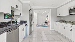 Ofen, Herdplatte, Wasserkocher mit Kaffee-/Teezubehör