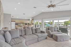 Unclassified image, 2 of 43, button - Oceanside Oasis 2bed/2bath single family home with private pool & dockage (Marathon)