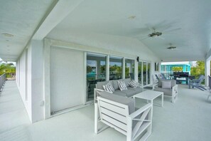 Terrace/patio - Oceanside Oasis 2bed/2bath single family home with private pool & dockage (Marathon)