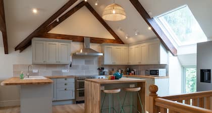 Little Bank - a cottage that sleeps 8 guests in 4 bedrooms