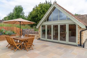 Outdoor dining - Little Bank -  a cottage that sleeps 8 guests  in 4 bedrooms (Ilminster)