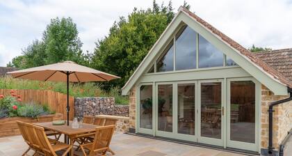 Little Bank - a cottage that sleeps 8 guests in 4 bedrooms