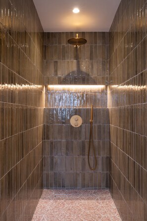Shower, hair dryer, towels - Little Bank -  a cottage that sleeps 8 guests  in 4 bedrooms (Ilminster)