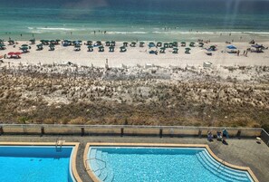On the beach - Vintage Charm - 3Bd Beachfront at Budget Friendly Rates - Beach Service! (Fort Walton Beach)