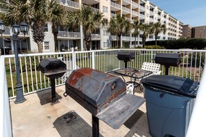 Outdoor dining - Vintage Charm - 3Bd Beachfront at Budget Friendly Rates - Beach Service! (Fort Walton Beach)