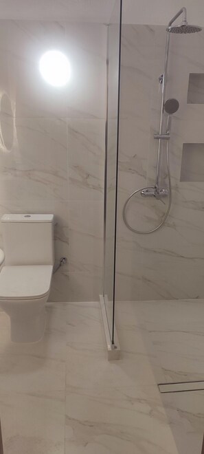 Rainfall showerhead, hair dryer, towels - Apartments Eytyxia (Kassandra)