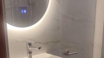 Rainfall showerhead, hair dryer, towels