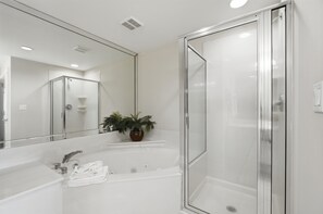Shower, towels - SMP 603 - Top Floor Beachfront 3 Bd - sleeps 8- Free Seasonal Beach Service! (Fort Walton Beach)