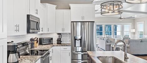 Réfrigérateur, four à micro-ondes, un four, lave-vaisselle