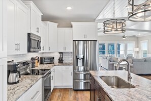 Frigorífico, microondas, horno y lavavajillas