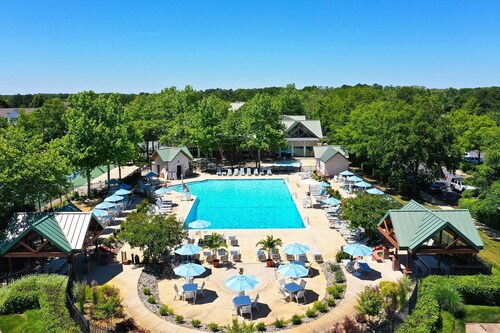 Dog Friendly, 3 bedroom Townhome in the Bear Trap Dunes Community! WIFI, Community Pool, Beach Shuttle, and more!