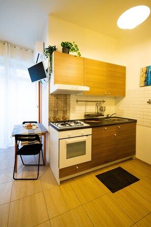 Jääkaappi, uuni, vedenkeitin, keittoastiat/astiat/ruokailuvälineet