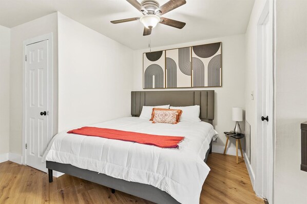 Desk, iron/ironing board, WiFi, bed sheets