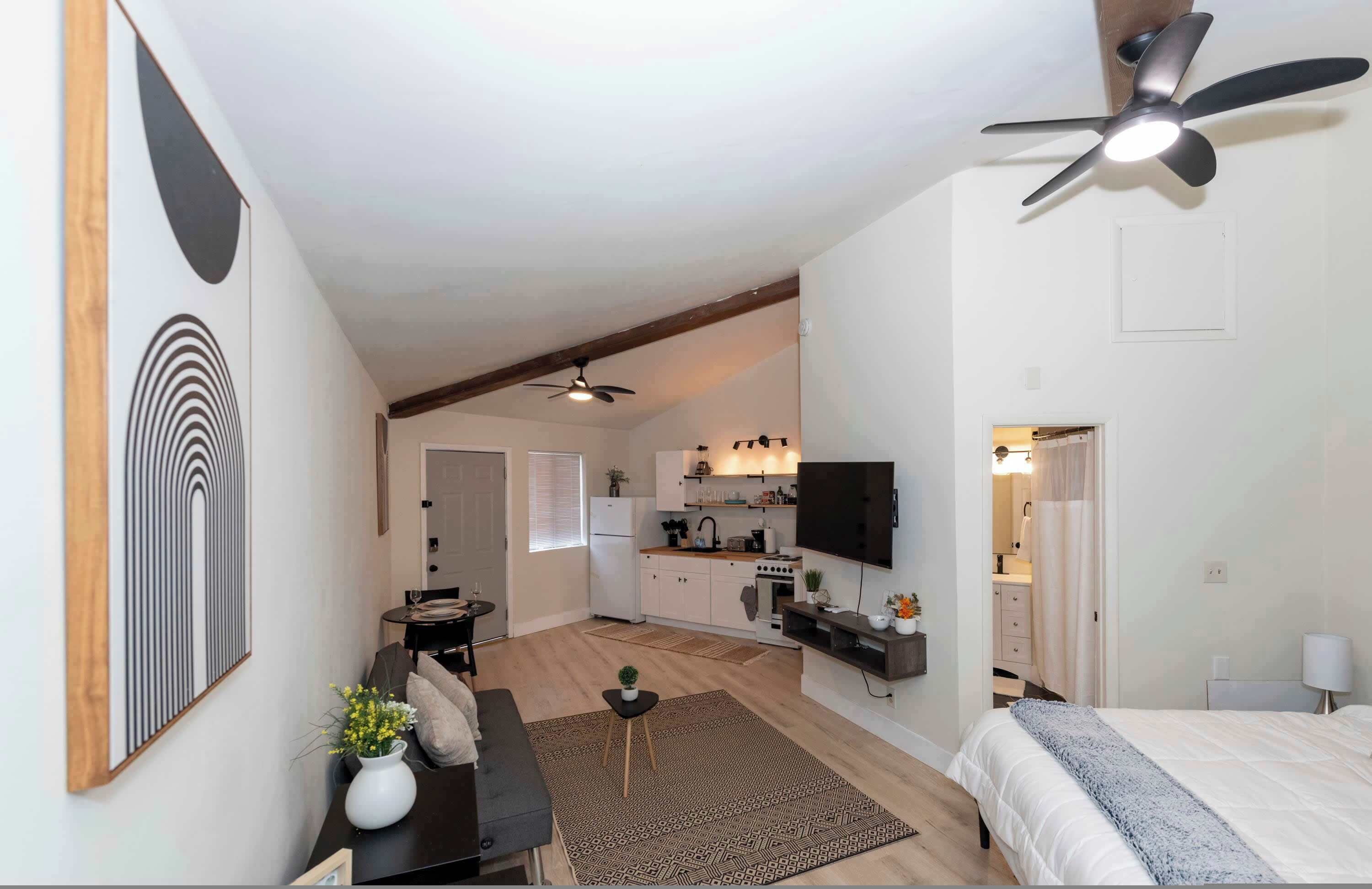 Escritorio, tabla de planchar con plancha, wifi y ropa de cama 