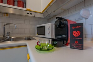 Réfrigérateur, micro-ondes, four, cafetière/bouilloire