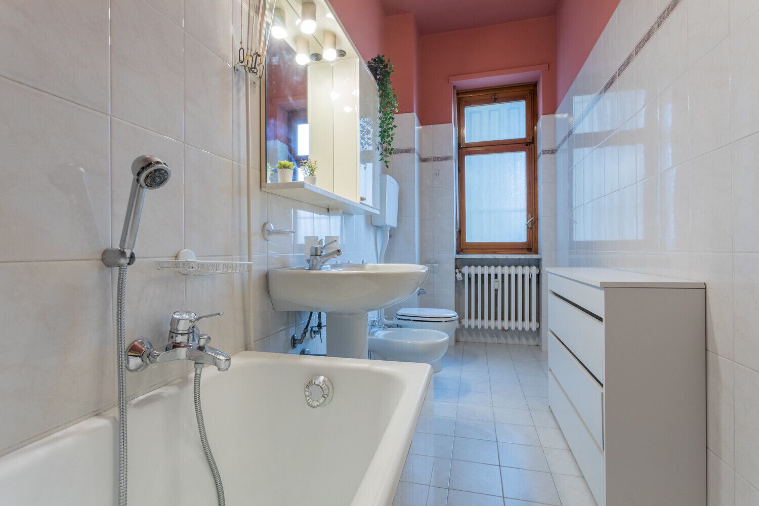 Haartrockner, Bidet, Handtücher, Seife