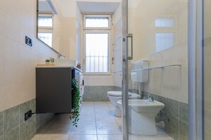 Chuveiro, secador de cabelo, toalhas de banho