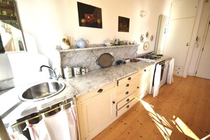 Refrigerador, horno, utensilios de cocina y comedor